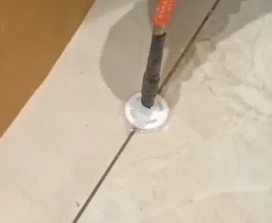 酒泉市瓷砖空鼓维修公司专业解答瓷砖在铺贴过程中，如果没有涂抹均匀到位的粘结材料（如水泥砂浆或瓷砖胶），可能会导致以下问题