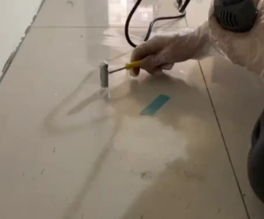 酒泉市瓷砖开裂维修公司专业分享瓷砖在铺贴前如果没有沥干水分，将会导致以下问题